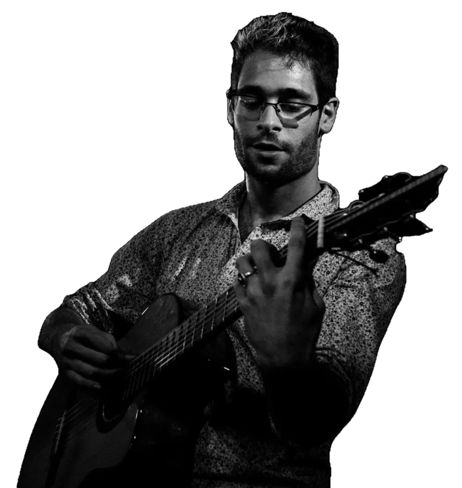 Pako Portalo tocando la guitarra en un concierto